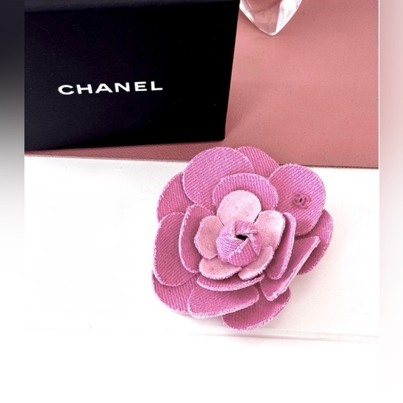 💝 Chanel Pink Denim Camellia Flower Brooch- 💝CA Gift - Picture 1 of 4